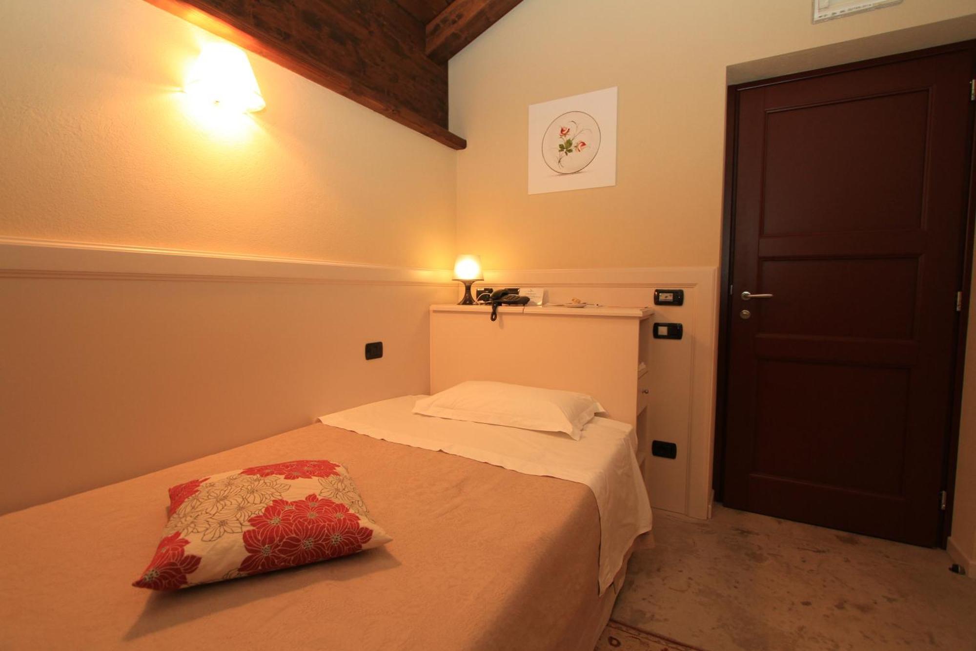 Albergo Della Ceramica Villanova Mondovì Szoba fotó